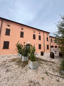 Foto Villa unifamiliare a Quistello di 1850 m² con 20 locali in vendita