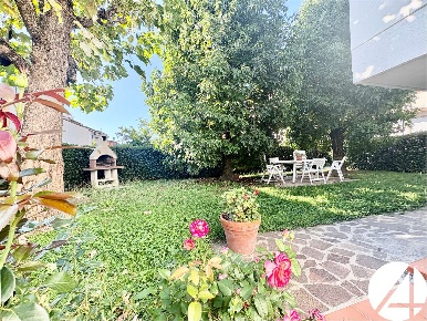Foto Appartamento in Via Arrigo Boito 40, Montale Centro di 225 m²