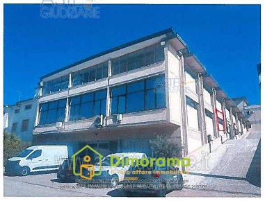 Foto Ufficio a Pistoia di 121 m² con 4 locali in vendita