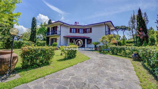 Foto Villa unifamiliare in via francesco Carrara, Forte dei Marmi di 250 m²