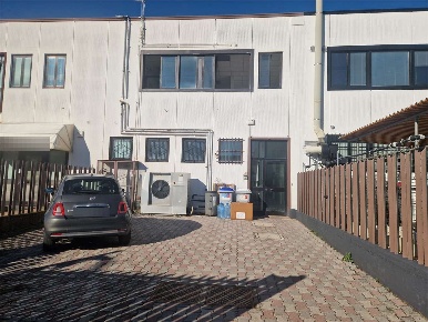 Foto Capannone industriale a Arezzo di 250 m² con 5 locali in vendita