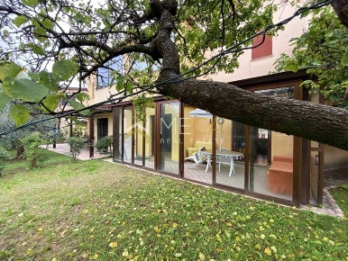 Foto Villa a schiera in Via San Firmina, Salò Centro di 200 m² con 8 locali