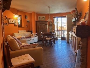 Foto Appartamento in Via Roma, Cesana Torinese Centro di 80 m² con 2 locali