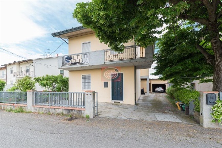 Foto Casa indipendente a Cesena di 222 m² con 6 locali in vendita