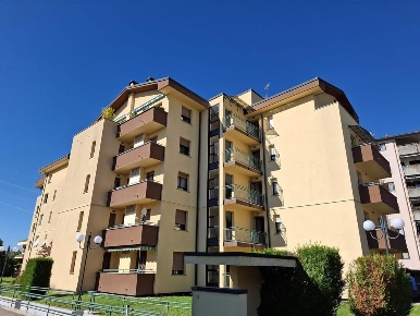 Foto Appartamento in Via Martesana, Meda di 120 m² con 4 locali in vendita
