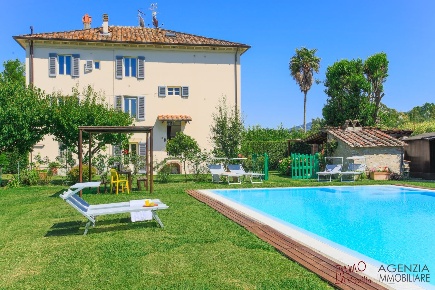 Foto Villa unifamiliare a Lucca Fagnano - Meati di 300 m² con 10 locali