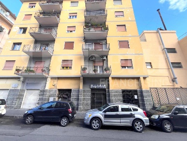 Foto Negozio in calata capodichino, Napoli Capodichino di 20 m² in vendita
