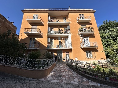 Foto Appartamento in Via Della Luna SNC, Nepi Centro di 130 m² con 4 locali