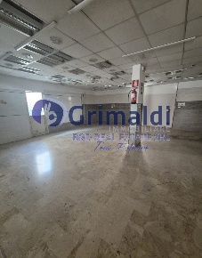 Foto Negozio in Via FALCONE - MORVILLO 18, Bagheria Centro di 450 m²