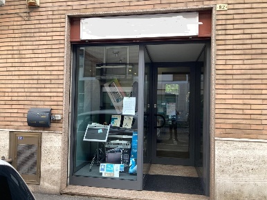 Foto Negozio in viale Alessandro Volta, Novara San Martino di 70 m²