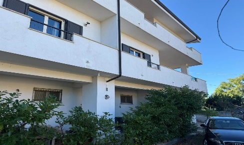 Foto Villa bifamiliare a Zumpano Centro di 426 m² con 6 locali in vendita