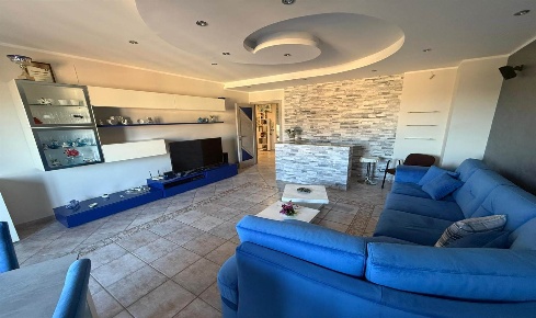 Foto Villa bifamiliare a Zumpano Centro di 426 m² con 6 locali in vendita