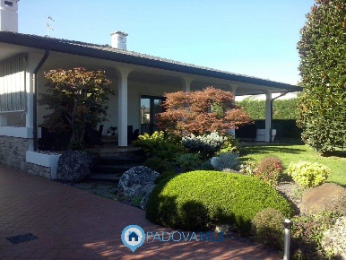 Foto Villa unifamiliare a Noventa Padovana Noventa di 445 m² con 9 locali