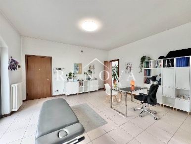 Foto Negozio in Via Marconi, Cavaion Veronese Sega di 63 m² con 2 locali