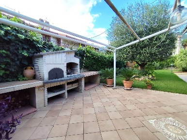 Foto Villa bifamiliare a Terni Borgo Rivo di 300 m² con 13 locali