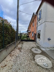 Foto Casa indipendente a Sustinente di 100 m² con 5 locali in vendita