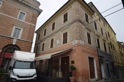 Foto Negozio in Piazza della Repubblica, Jesi Centro Storico di 77 m²