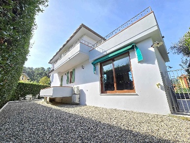 Foto Casa indipendente a Camaiore Camaiore Paese di 140 m² con 12 locali