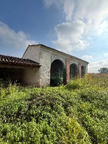 Foto Rustico a San Benedetto Po Centro di 390 m² con 7 locali in vendita