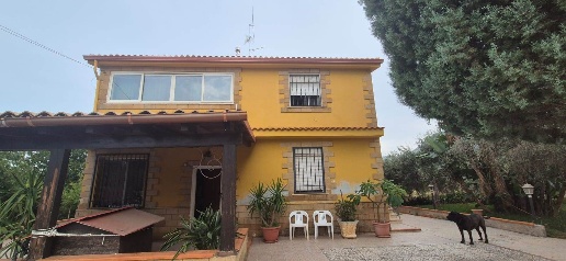 Foto Villa unifamiliare a Carini Centro di 200 m² con 10 locali in vendita