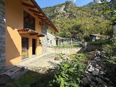 Foto Casa indipendente in Via Case Foratti, Villa di Chiavenna Villa
