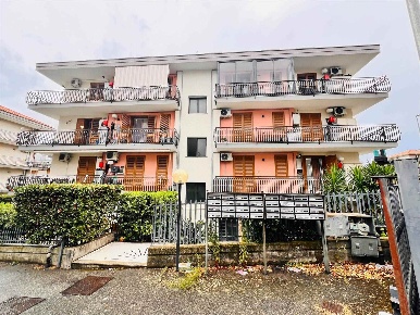 Foto Appartamento in VIA LECCO, Aci Catena Centro di 100 m² con 4 locali