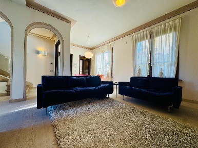 Foto Villa unifamiliare a Pietrasanta di 180 m² con 6 locali in vendita