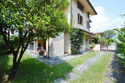 Foto Villa bifamiliare a Forte dei Marmi Centro di 170 m² con 6 locali
