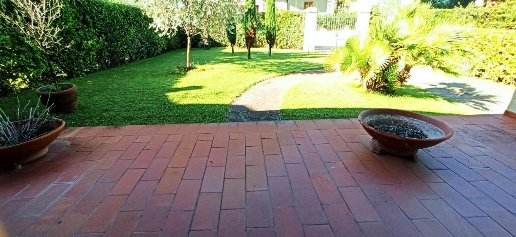 Foto Villa bifamiliare a Camaiore Lido di Camaiore di 200 m² con 6 locali