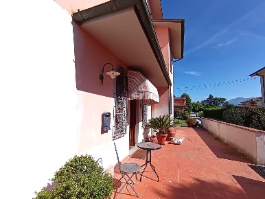 Foto Villa unifamiliare a Lucca Santissima Annunziata di 160 m² in vendita