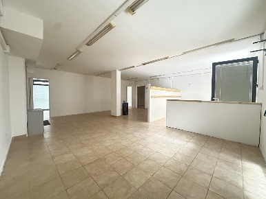 Foto Locale commerciale in via Alberto Sordi 36, Taranto di 100 m²