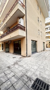 Foto Locale commerciale in via Alberto Sordi 36, Taranto di 100 m²