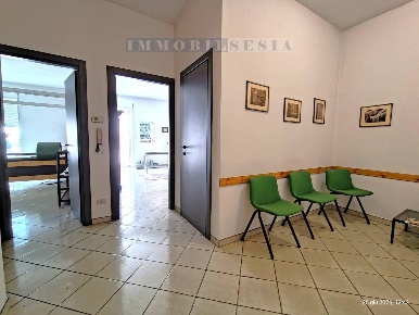 Foto Ufficio in VIA sesone 37, Borgosesia Centro di 75 m² con 3 locali