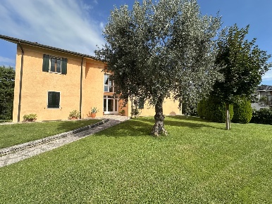 Foto Appartamento in Via Lugana 12, Peschiera del Garda Centro di 100 m²