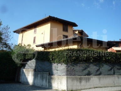 Foto Appartamento a Sesto Calende Lisanza di 90 m² con 3 locali in vendita