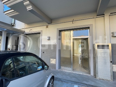 Foto Negozio in Via Maio Mariano 83, Milazzo Centro di 96 m² con 1 locali