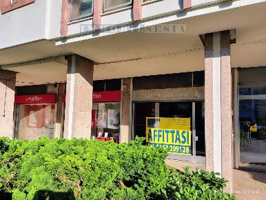 Foto Negozio in PIAZZA MARTIRI 9, Borgosesia Centro di 30 m² con 1 locali