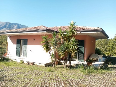 Foto Villa unifamiliare in VIA CADORNA, Minturno di 240 m² con 11 locali