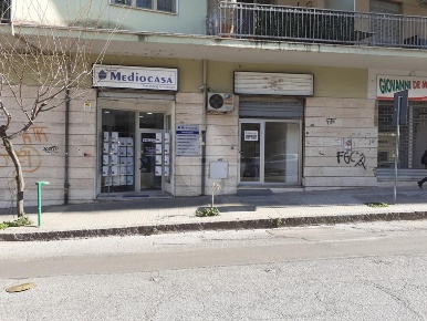 Foto Negozio in corso Luigi Fera, Cosenza Centro di 30 m² con 1 locali