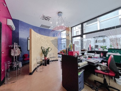 Foto Negozio in Piazza Zumaglini, Vercelli Centro di 150 m² con 6 locali