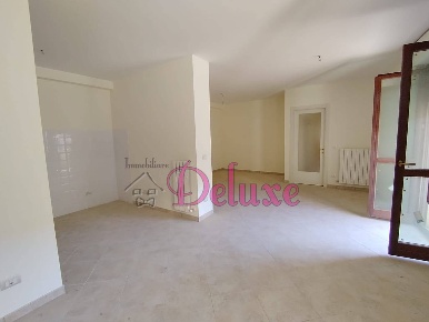 Foto Appartamento in via Trento, Macerata Centro di 118 m² con 6 locali