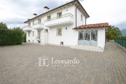 Foto Villa a schiera in via Carraia, Camaiore Capezzano Pianore di 170 m²