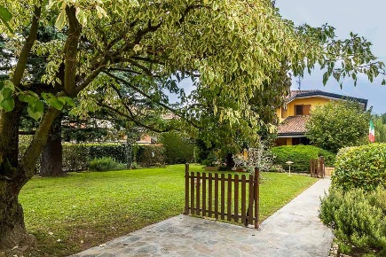 Foto Villa singola in via Milano, Bellusco Centro di 357 m² con 10 locali