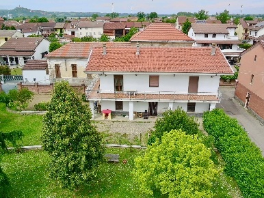 Foto Villa bifamiliare a Alessandria Castelceriolo di 270 m² con 8 locali