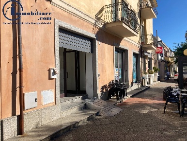 Foto Negozio in Via Monsignor Virgilio, Tortolì Centro di 50 m² in affitto