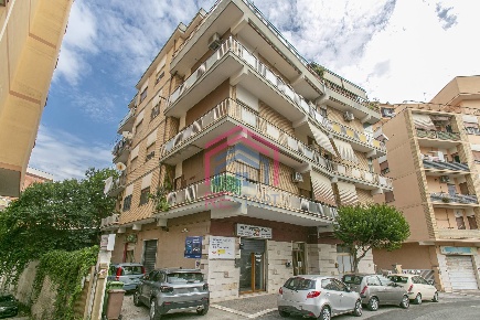 Foto Negozio in Via Metastasio, Pomezia Pomezia Centro di 32 m² in vendita