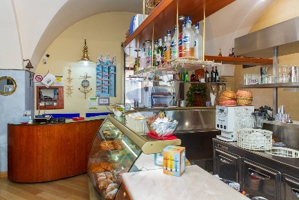 Foto Attività commerciale in Via Cristoforo Colombo, Riposto Centro