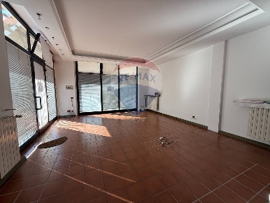 Foto Negozio in Via Piave, Pedrengo Centro di 180 m² con 2 locali