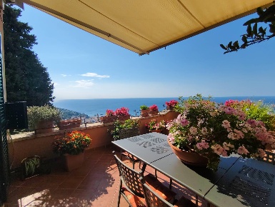 Foto Appartamento in Via Usodimare, Finale Ligure Centro di 115 m²