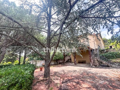 Foto Villa singola in Via Tarderia, Pedara Centro di 180 m² con 4 locali